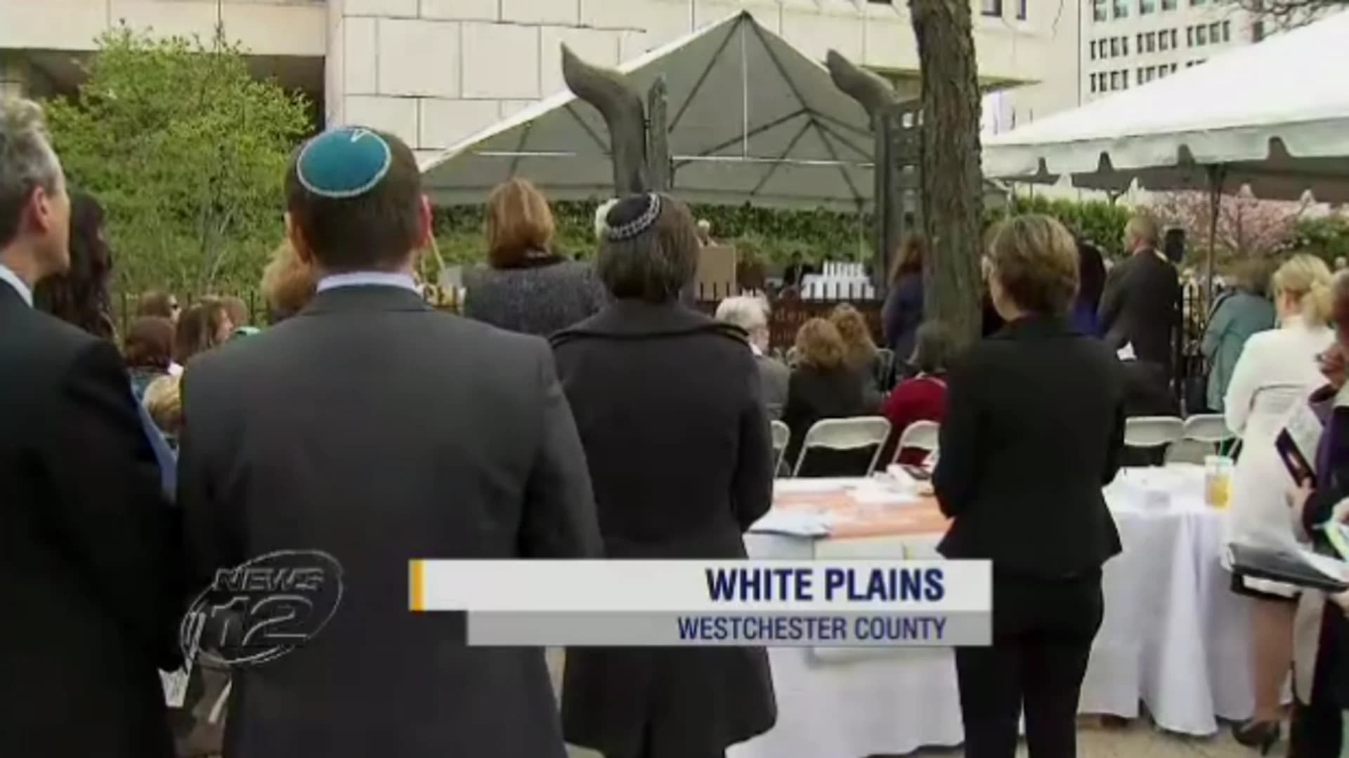 Hundreds gather to commemorate lives lost during Holocaust