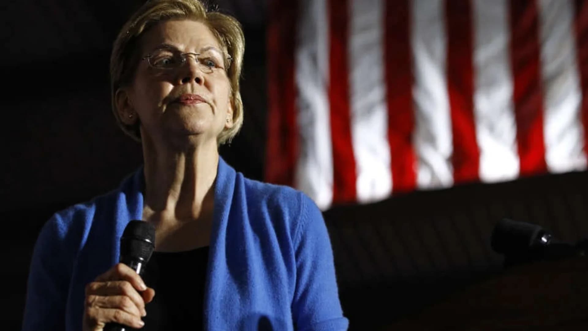 Warren huddles with advisers, reassesses presidential race