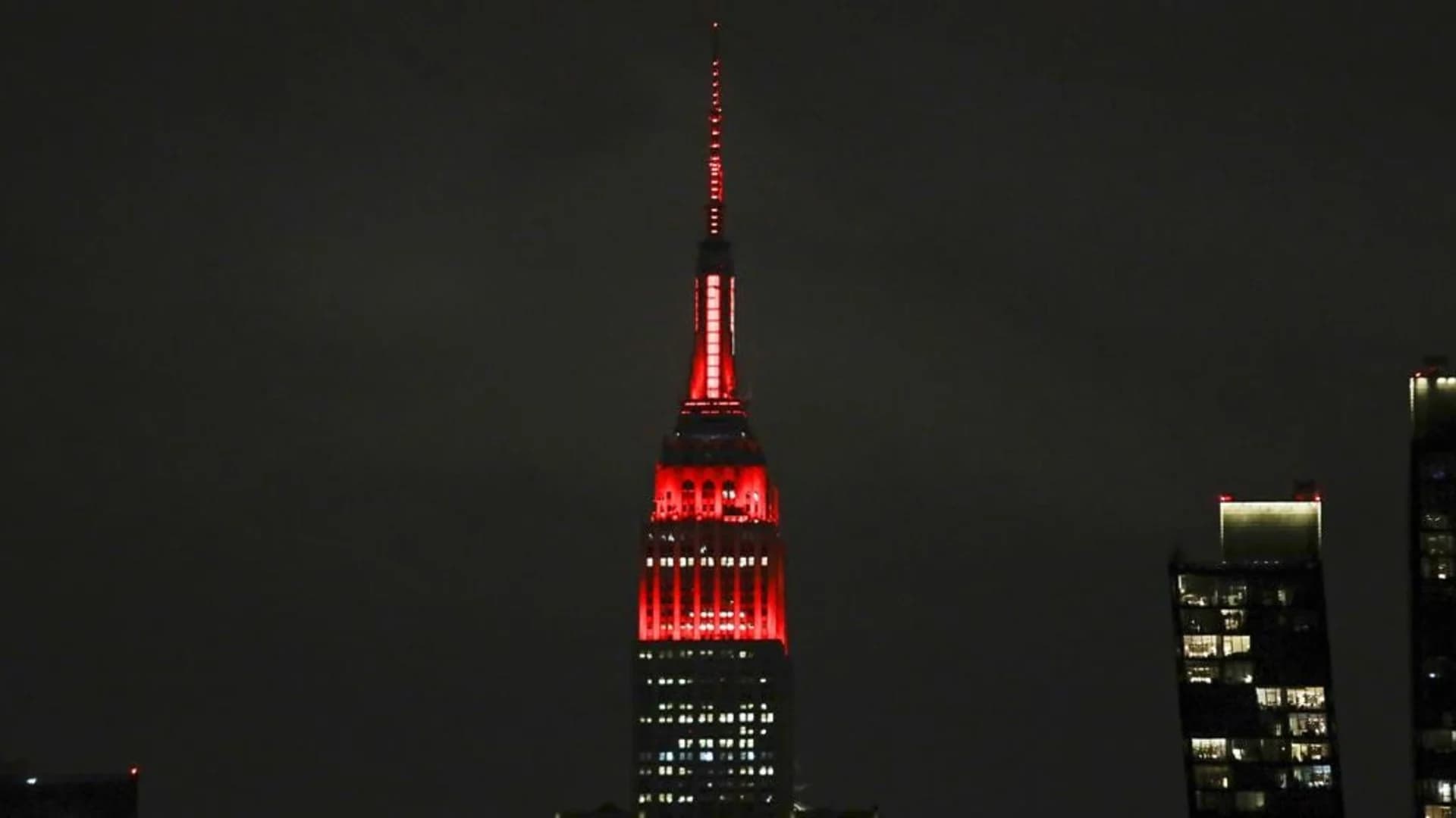 Empire State Building pays tribute to emergency workers with light show