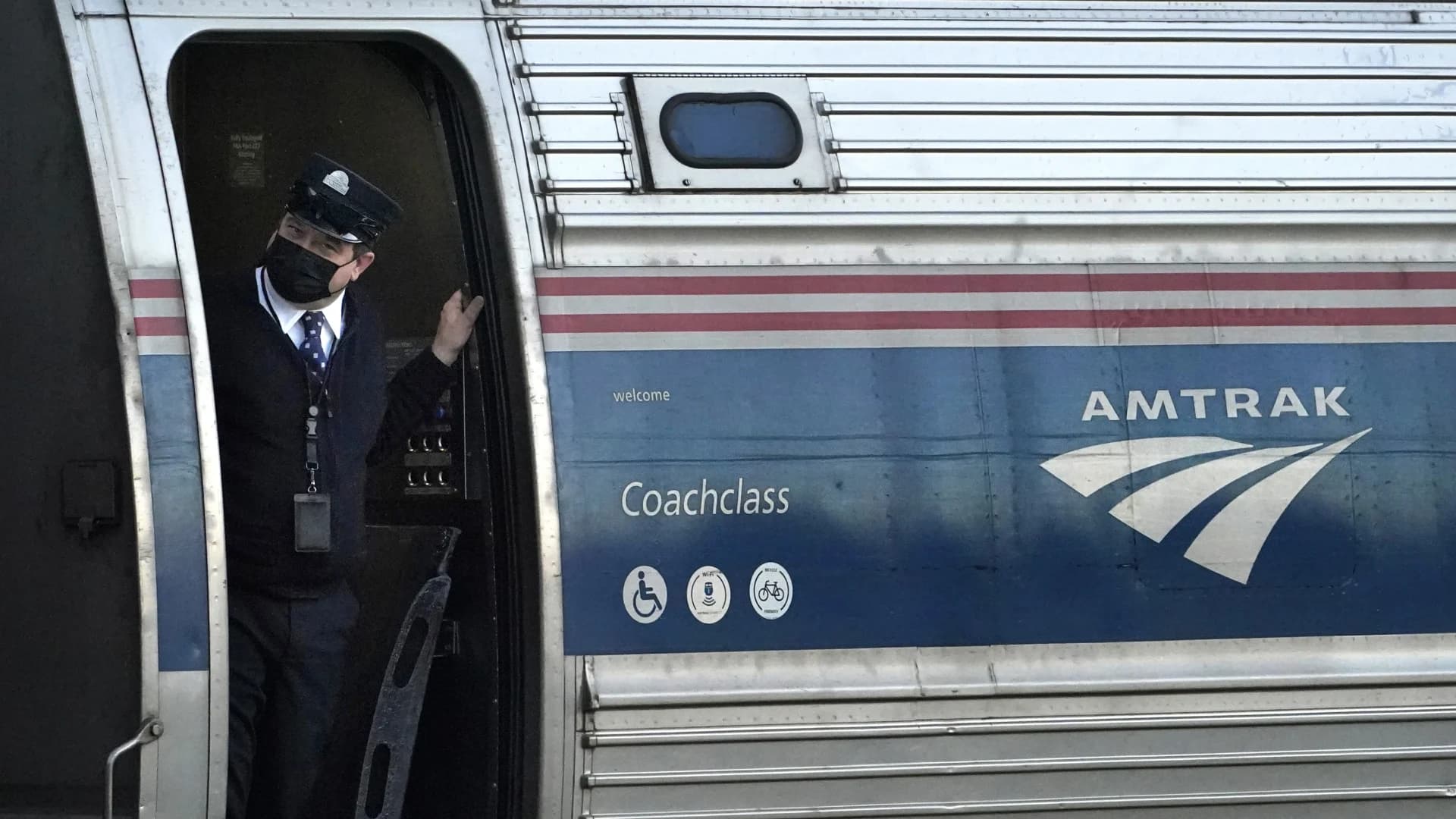 Boston-to-DC Amtrak train with 106 on board was stuck in Queens for hours