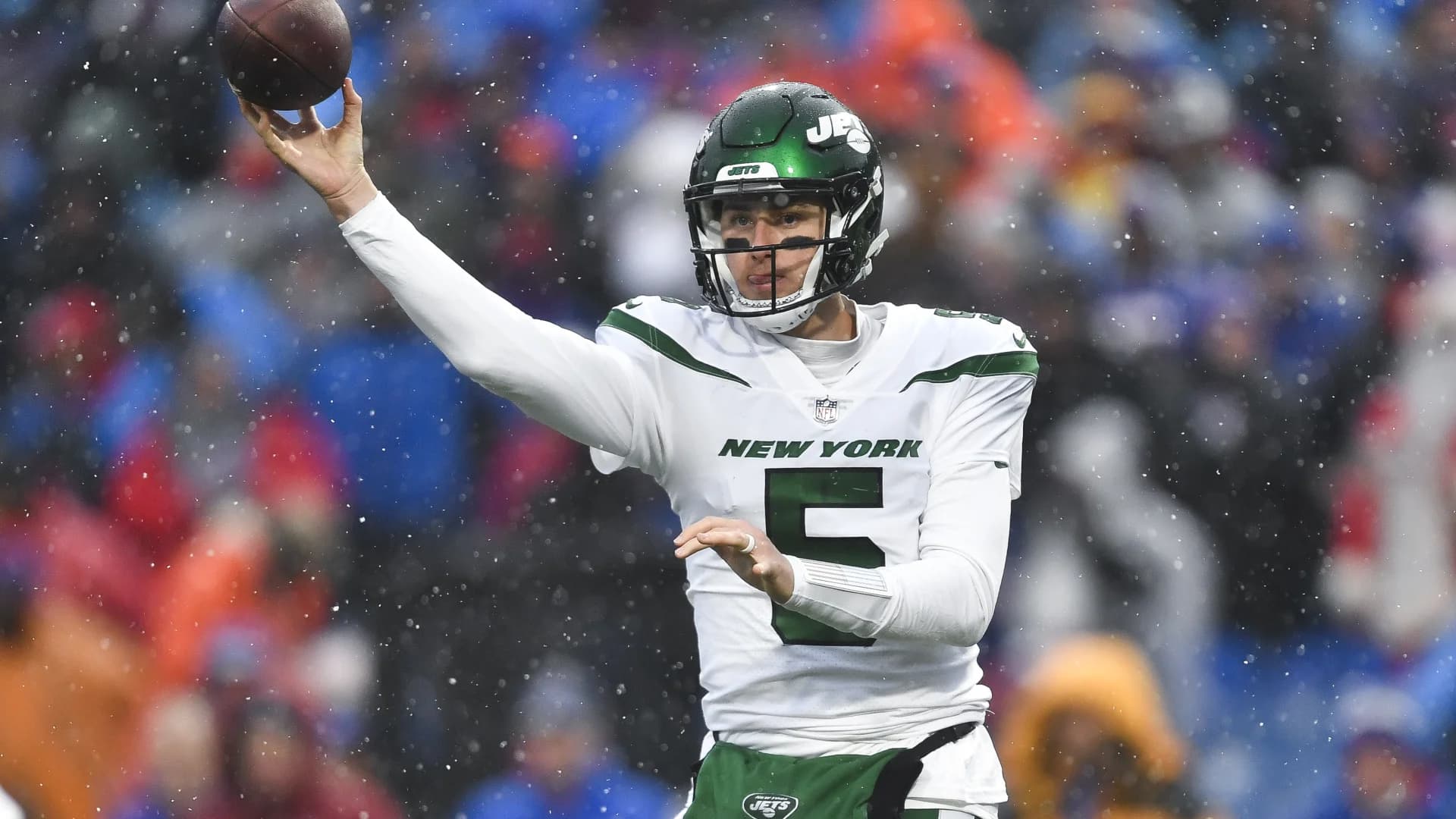 AP source: Former Jets QB Mike White signing with Dolphins