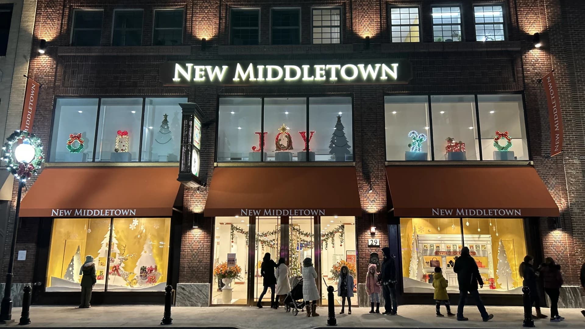 Christmas tradition resumes at reopened Middletown department store