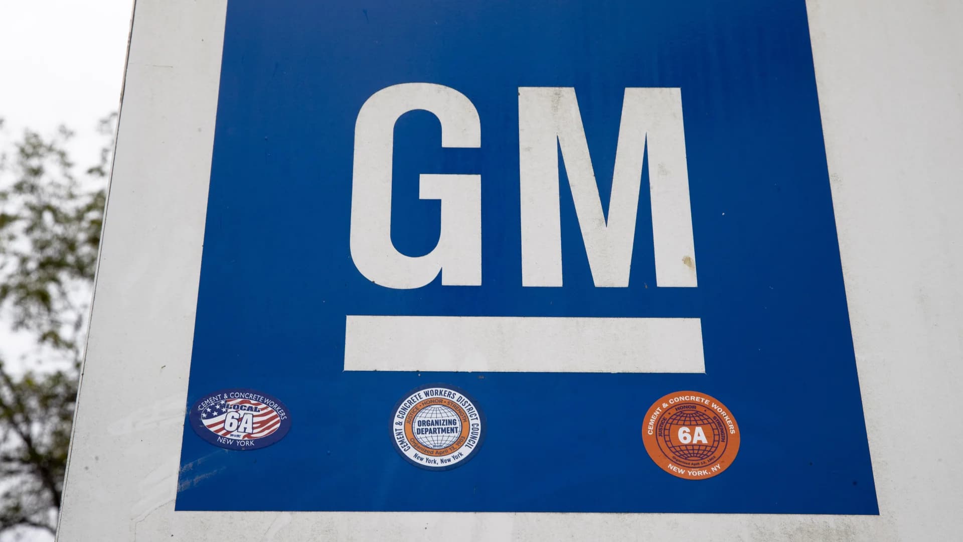 GM recalls 340,000 big SUVs; daytime running lights can stay on