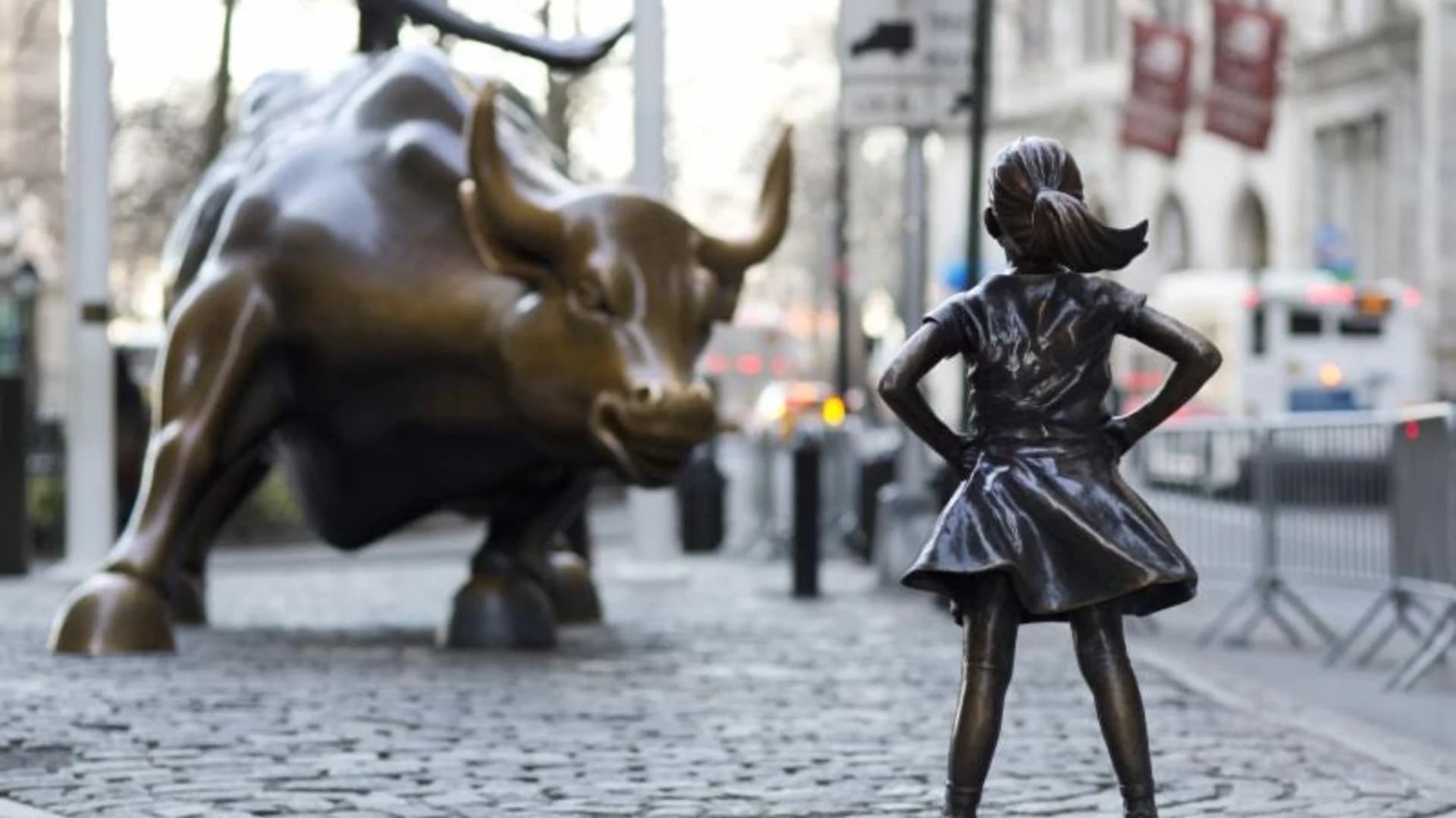 NYC Mayor: 'Fearless Girl' statue can stay through Feb. 2018
