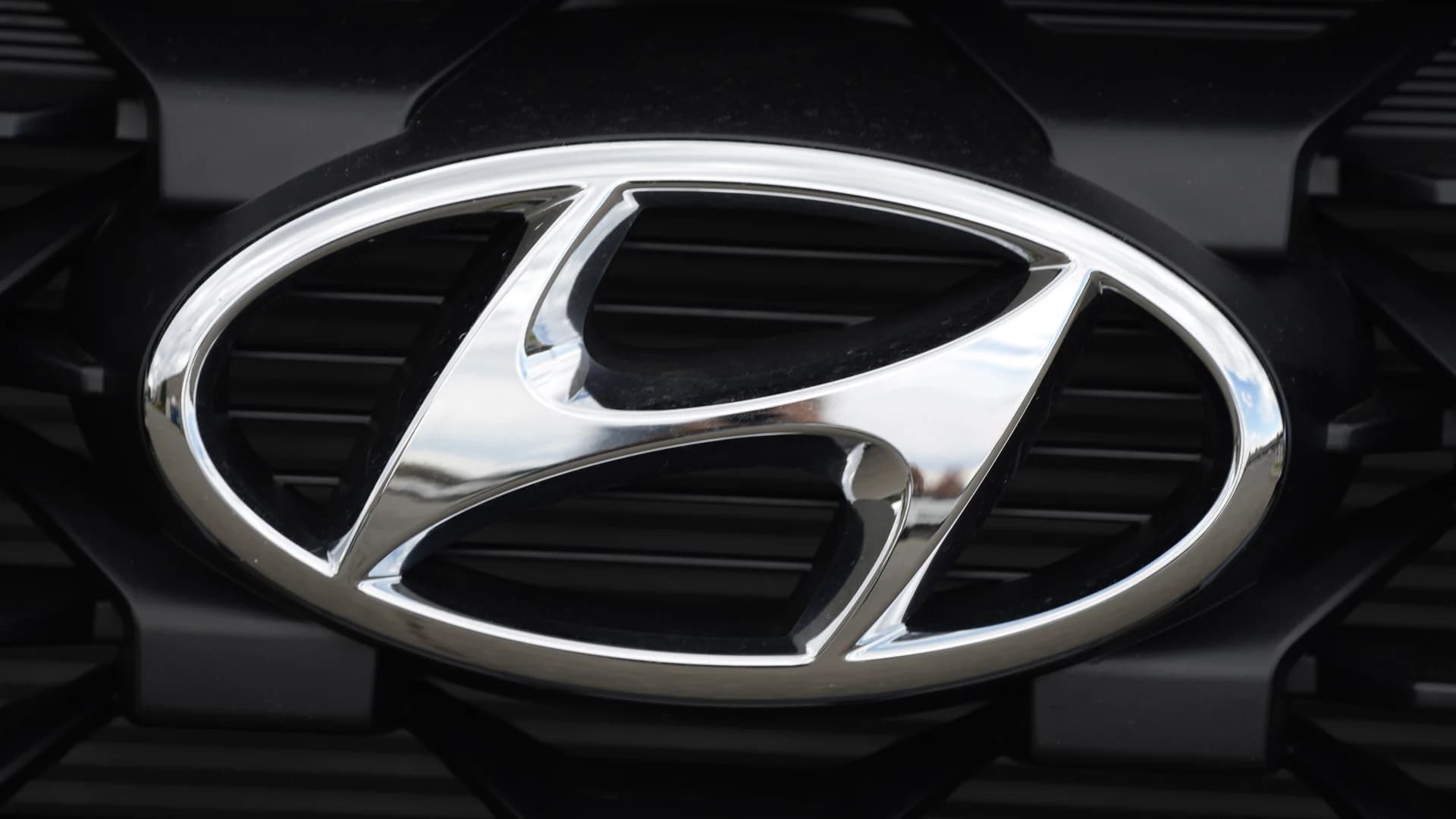 Hyundai recalls 215,000 Sonatas; faulty hoses can leak fuel