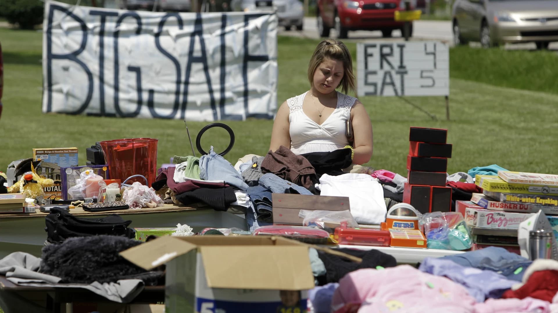 Liz Weston: How to make more green at your next yard sale