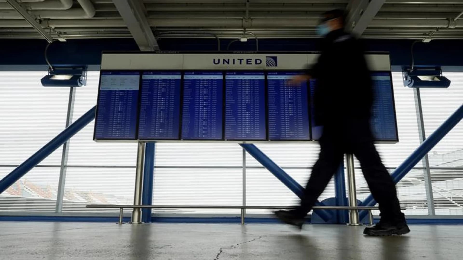 US sets pandemic-era high for air travel, over 1.6 million